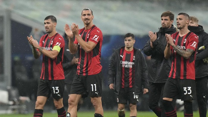 AC Milan players applaud fans at the end of the Champions League group B soccer match between AC Milan and Porto at the San Siro stadium in Milan, Italy, Wednesday, Nov. 3, 2021. (AP Photo/Luca Bruno)