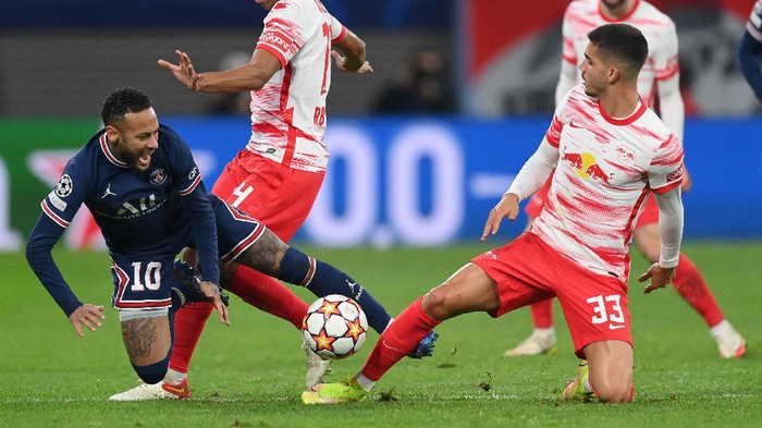 LEIPZIG, GERMANY - NOVEMBER 03: Neymar of Paris Saint-Germain is challenged by Andre Silva of RB Leipzig during the UEFA Champions League group A match between RB Leipzig and Paris Saint-Germain at Red Bull Arena on November 03, 2021 in Leipzig, Germany. (Photo by Stuart Franklin/Getty Images)