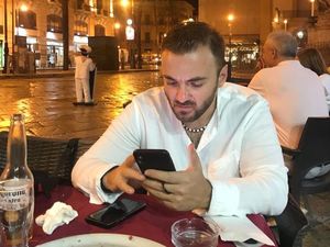 Kisah Pria Gelandangan yang Dulu Hidup Susah Kini Sukses & Punya 100 Rumah