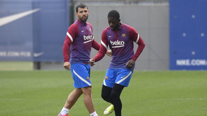 Barcelonas Argentinian forward Kun Aguero (L) and Barcelonas French forward Ousmane Dembele take part in a training session in Barcelona on October 29, 2021, on the eve of their Spanish league football match against Deportivo Alaves. - Barjuan will be in charge at Camp Nou after Koemans sacking was confirmed on October 27 following the defeat at Vallecas. Xavi Hernandez is reportedly close to being appointed as Koemans replacement but the return of the clubs legendary midfielder is not expected to come before the weekend. (Photo by Josep LAGO / AFP)
