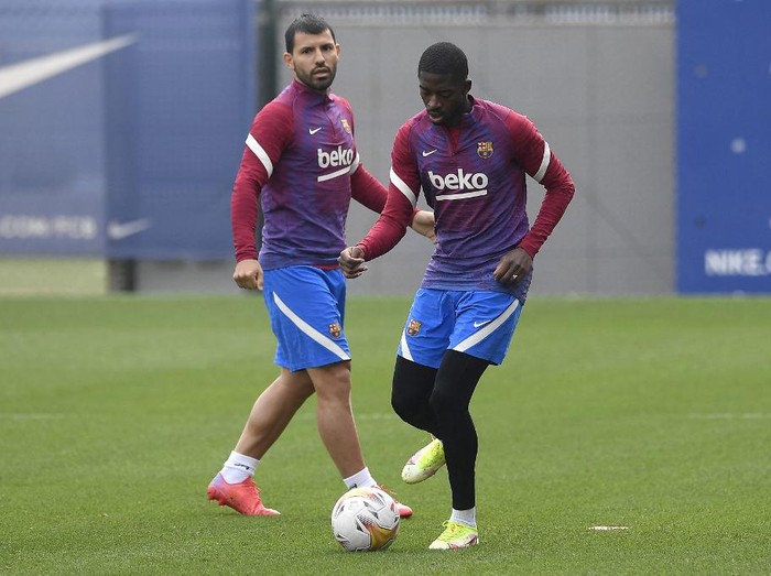 Barcelonas Argentinian forward Kun Aguero (L) and Barcelonas French forward Ousmane Dembele take part in a training session in Barcelona on October 29, 2021, on the eve of their Spanish league football match against Deportivo Alaves. - Barjuan will be in charge at Camp Nou after Koemans sacking was confirmed on October 27 following the defeat at Vallecas. Xavi Hernandez is reportedly close to being appointed as Koemans replacement but the return of the clubs legendary midfielder is not expected to come before the weekend. (Photo by Josep LAGO / AFP)