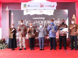 Canggih! Pedagang di Mojokerto Bayar Retribusi Pasar Pakai QR-Code