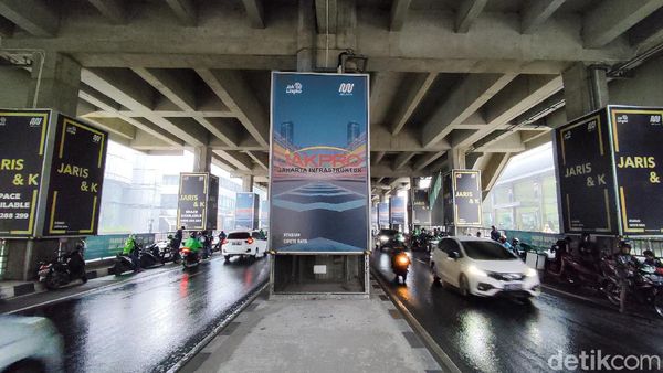 Jakarta Selatan Hujan, Pemotor Berteduh Makan Jalur Sepeda di Fatmawati