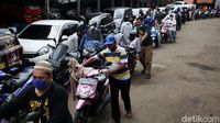 Takut Ditilang Pemotor Antre Uji Emisi di DLH DKI Jakarta