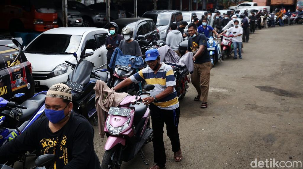 Takut Ditilang Pemotor Antre Uji Emisi di DLH DKI Jakarta Takut Ditilang Pemotor Antre Uji Emisi di DLH DKI Jakarta