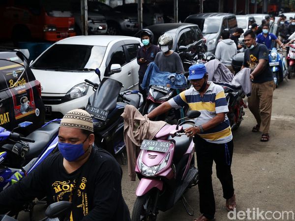 Takut Ditilang Pemotor Antre Uji Emisi di DLH DKI Jakarta