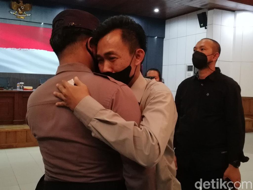 Sembari Menangis, Pendana Bom Bunuh Diri di Mapolresta Solo Minta Maaf Sembari Menangis, Pendana Bom Bunuh Diri di Mapolresta Solo Minta Maaf