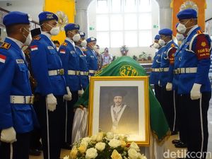 Penghormatan Terakhir untuk Dekan UGM yang Tewas Kecelakaan di Tol Cipali Penghormatan Terakhir untuk Dekan UGM yang Tewas Kecelakaan di Tol Cipali
