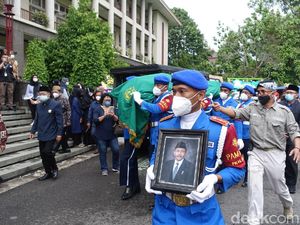 Penghormatan Terakhir untuk Dekan UGM yang Meninggal Kecelakaan di Cipali