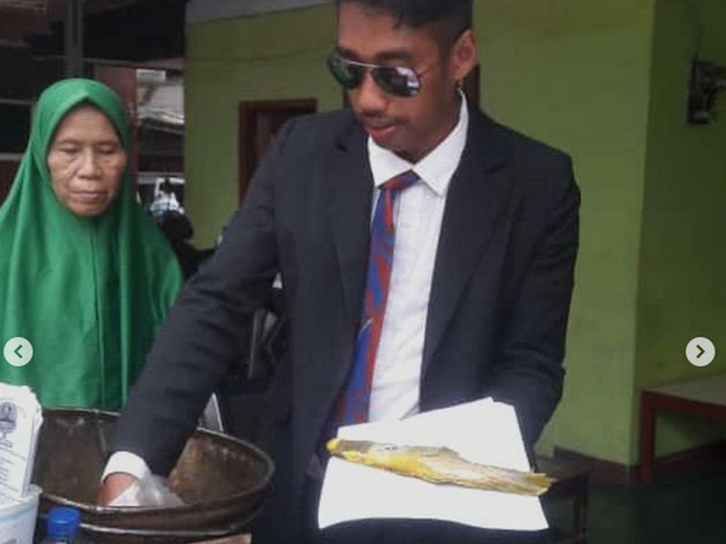 Penjual Ikan Bandeng Pakai Jas di Bekasi yang Selalu Rapi Penjual Ikan Bandeng Pakai Jas di Bekasi yang Selalu Rapi