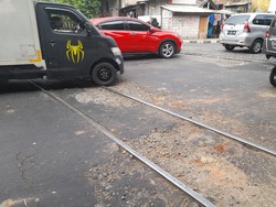 detikcom Do Your Magic: Sudah Diperbaiki, Perlintasan Sebidang di Grogol Masih Rusak