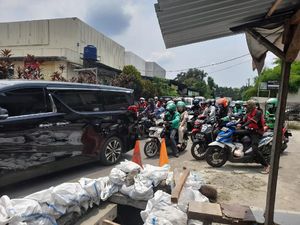 detikcom Do Your Magic: Petugas Keruk Galian Got yang Ganggu Lalin di Lebak Bulus