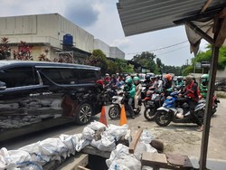 detikcom Do Your Magic: Petugas Keruk Galian Got yang Ganggu Lalin di Lebak Bulus