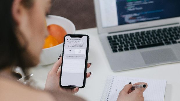 Ilustrasi menggunakan internet dan gadget