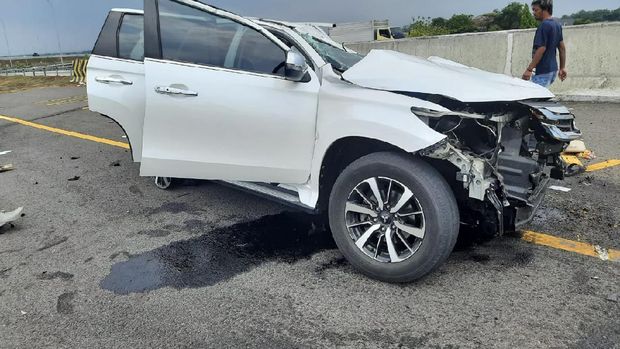 Potret Mobil Remuk dan Evakuasi Kecelakaan Maut Vanessa Angel (Dok. Diklantas Polda Jatim)