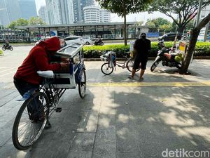 Waduh! Ada PKL di Trotoar Sudirman Waduh! Ada PKL di Trotoar Sudirman