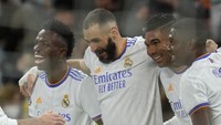 Kemudian ada Real Madrid, juara Grup D. Tak perlu banyak penjelasan. Mereka adalah penguasa Liga Champions dengan jumlah gelar terbanyak, meski mereka sudah tiga tahun berlalu sejak mereka terakhir kali meraih trofi tersebut. Foto: AP/Manu Fernandez