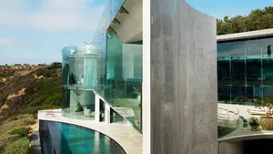 9 Potret Rumah Megah Alicia Keys di Tepi Tebing, Antara Bali dan Iron Man