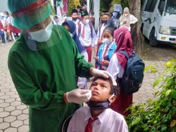 Satgas COVID-19 Banyuwangi Tes Antigen Siswa Sekolah yang Gelar PTM Terbatas