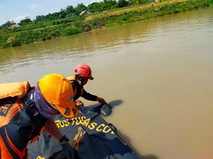 Satu Korban Hilang Perahu Tambang Tenggelam di Bengawan Solo Ditemukan Satu Korban Hilang Perahu Tambang Tenggelam di Bengawan Solo Ditemukan