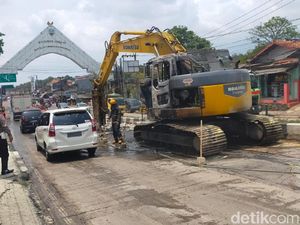 Diduga Korsleting Kelistrikan, Excavator Terbakar di Sumedang