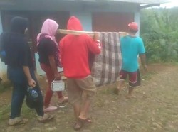 Viral Kakek di Cianjur Ditandu Pakai Sarung Saat Dibawa ke Puskesmas