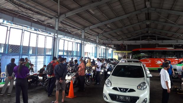 Suasana uji emisi di bengkel DLH DKI Jakarta / Kepala Seksi Penanggulangan Pencemaran Lingkungan DLH DKI Jakarta, Tiyana Broto Adi