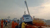 Terkini! Mobil Ringsek Vanessa Angel Dievakuasi