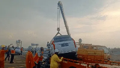 Terkini! Mobil Ringsek Vanessa Angel Dievakuasi