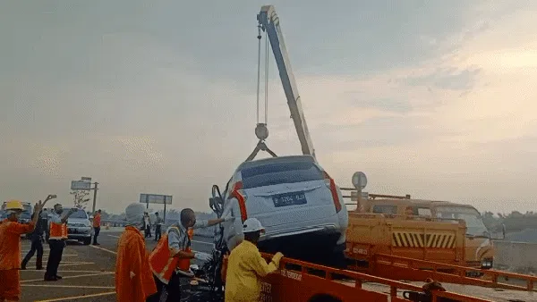 Terkini! Mobil Ringsek Vanessa Angel Dievakuasi