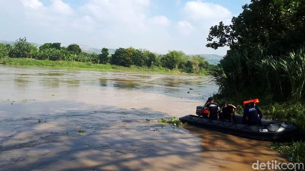 Tim SAR Terus Cari Korban Perahu Tambang Tenggelam di Bengawan Solo
