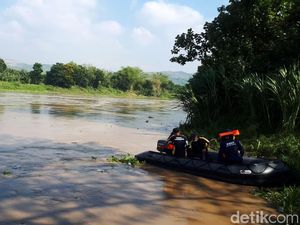Tim SAR Terus Cari Korban Perahu Tambang Tenggelam di Bengawan Solo Tim SAR Terus Cari Korban Perahu Tambang Tenggelam di Bengawan Solo