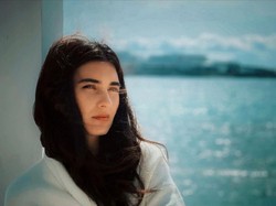 Makin Bersinar di Usia 40 Tahun, Tuba Buyukustun Diisukan Operasi Plastik