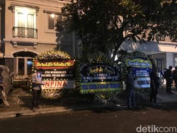 Suasana Rumah Duka Vanessa Angel Dipenuhi Karangan Bunga