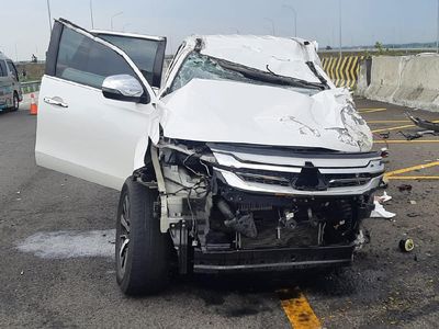 Mobil Vanessa Angel Ringsek Tabrakan di Tol Jombang