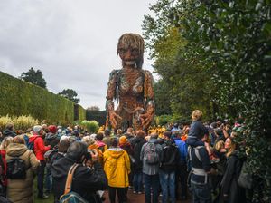 Wah! Boneka Raksasa dari Bahan Daur Ulang Ada di Skotlandia