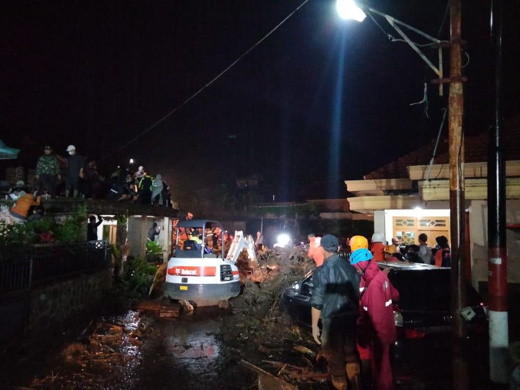 Warga Terdampak Banjir Bandang di Kota Batu Bersihkan Akses Jalan Utama Desa