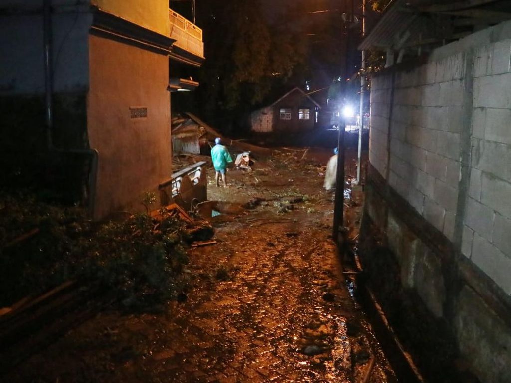Endapan Lumpur Banjir Bandang Terjang Kota Batu Setinggi 30CM
