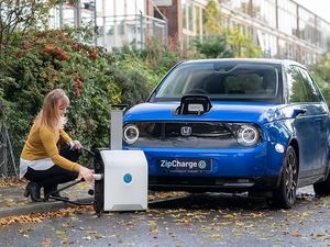 Gak Cuma Smartphone, Ternyata Ada Powerbank untuk Mobil Listrik