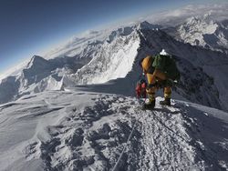 Pendaki yang Bersin di Everest Tinggalkan Jejak Kuman Beku, Apakah Berbahaya?