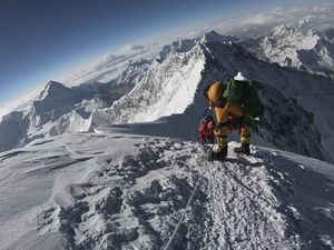 Pendaki yang Bersin di Everest Tinggalkan Jejak Kuman Beku, Apakah Berbahaya? Pendaki yang Bersin di Everest Tinggalkan Jejak Kuman Beku, Apakah Berbahaya?