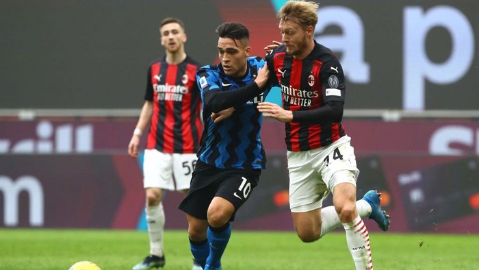 MILAN, ITALY - FEBRUARY 21: Lautaro Martinez of Internazionale competes for the ball with Simon Kjaer of AC Milan during the Serie A match between AC Milan  and FC Internazionale at Stadio Giuseppe Meazza on February 21, 2021 in Milan, Italy. (Photo by Marco Luzzani/Getty Images)