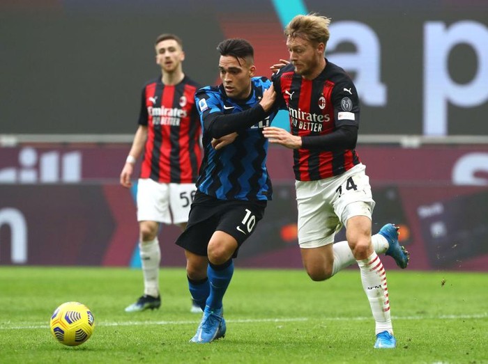 MILAN, ITALY - FEBRUARY 21: Lautaro Martinez of Internazionale competes for the ball with Simon Kjaer of AC Milan during the Serie A match between AC Milan  and FC Internazionale at Stadio Giuseppe Meazza on February 21, 2021 in Milan, Italy. (Photo by Marco Luzzani/Getty Images)