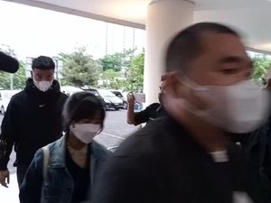 Kedatangan Adik Ipar Vanessa Angel ke RS Bhayangkara Kedatangan Adik Ipar Vanessa Angel ke RS Bhayangkara