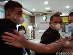 2 Adik Suami Vanessa Angel Tiba di RS Bhayangkara Polda Jatim