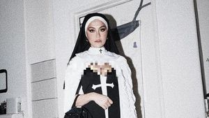 Foto: Penampilan Agnez Mo Pakai Kostum Ala Biarawati, Mesra Bareng Pacar