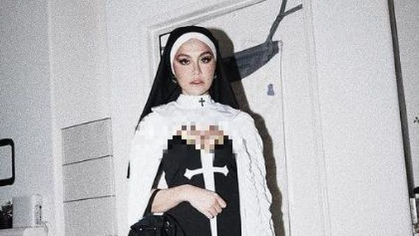 Foto: Penampilan Agnez Mo Pakai Kostum Ala Biarawati, Mesra Bareng Pacar