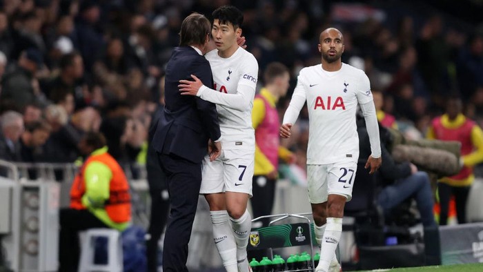 LONDON, ENGLAND - NOVEMBER 04: Heung-Min Son of Tottenham Hotspur embraces Antonio Conte, Manager of Tottenham Hotspur after being substituted during the UEFA Europa Conference League group G match between Tottenham Hotspur and Vitesse at Tottenham Hotspur Stadium on November 04, 2021 in London, England. (Photo by Julian Finney/Getty Images)