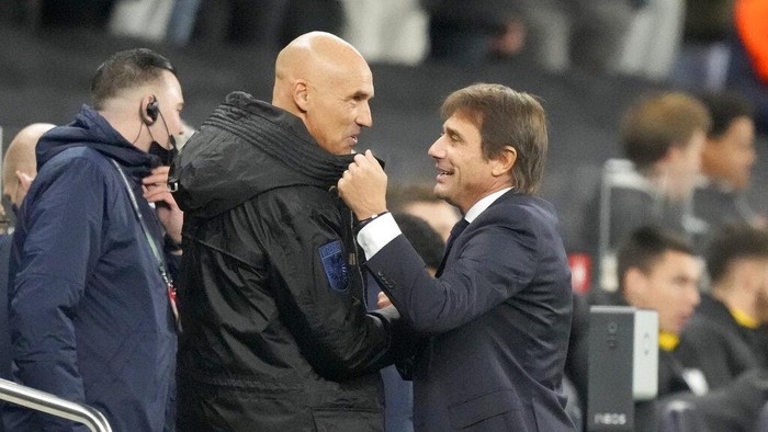 Tottenham's head coach Antonio Conte, right, greets Vitesse's head coach Thomas Letsch before the Europa Conference League group G soccer match between Tottenham Hotspur and SBV Vitesse at Tottenham Hotspur Stadium in London, Thursday, Nov. 4, 2021 . (AP Photo/Frank Augstein)