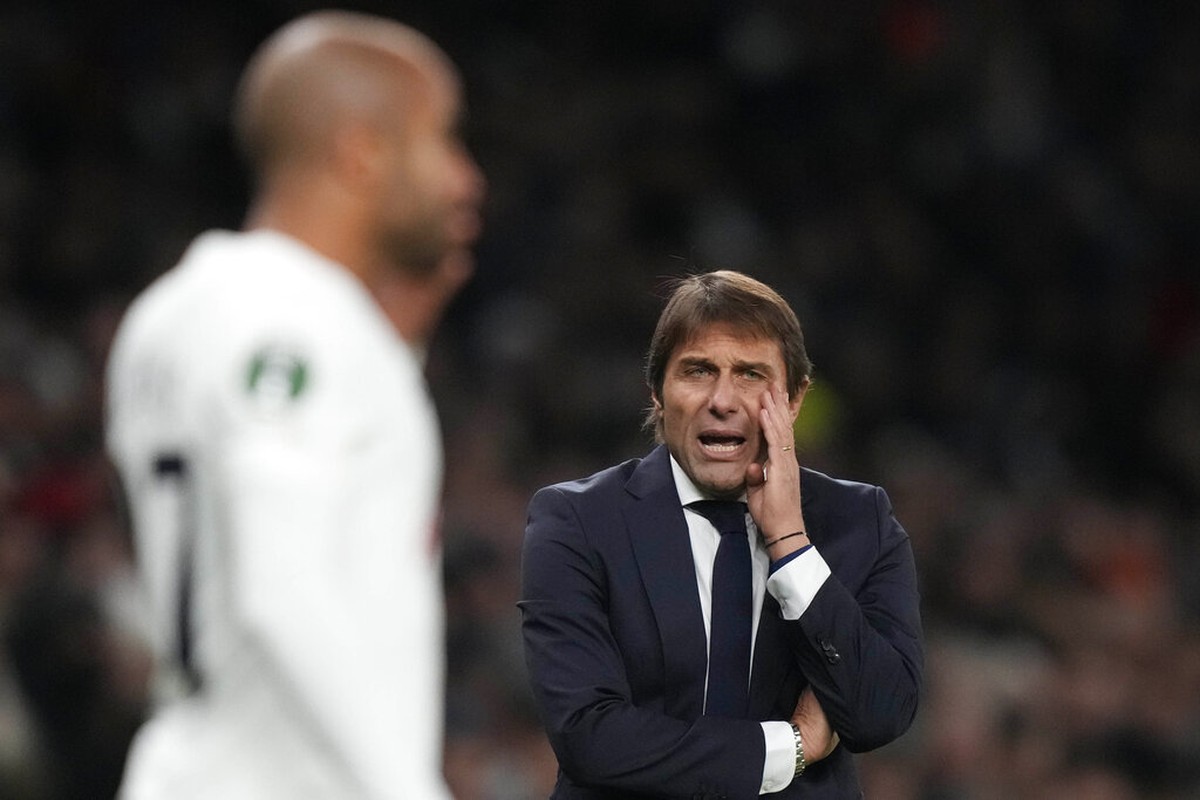 Conte Menyesal Latih Tottenham? (AP)